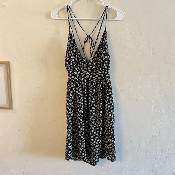 Better Be NWT Black & White Floral Print Strappy Backless Mini Dress Large - Picture 1 of 9